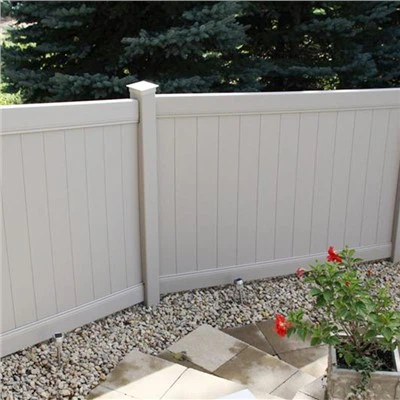 Balts PVC daļēji privāts žogs